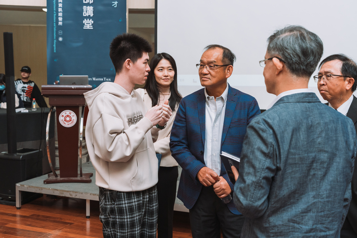 學生與陳武宏總經理(友威超級運算公司)討論