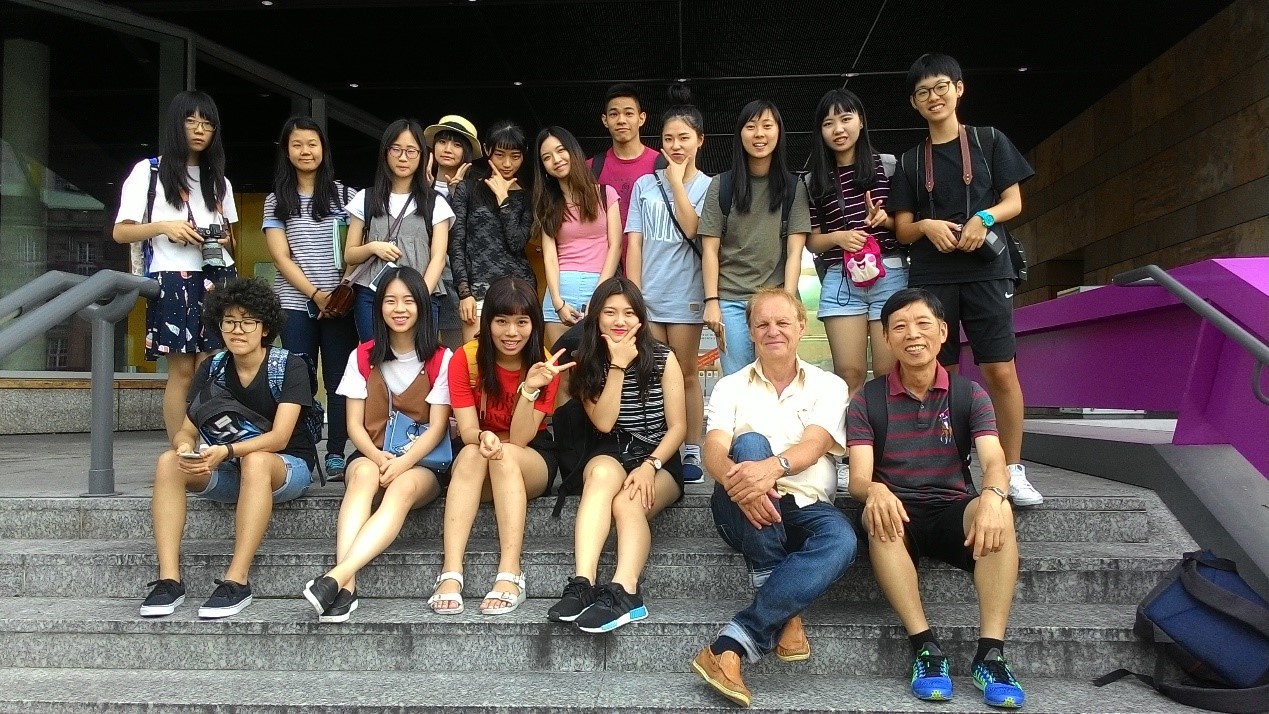 老師與學生合影